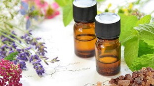 5 Cancer-Fighting Essential Oils & 5 Ways to Use Them 5 Cancer-Fighting Essential Oils & 5 Ways to Use Them