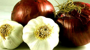 The Benefits of Onions and Garlic: Nature’s Weapons against Cancer The Benefits of Onions and Garlic: Nature’s Weapons against Cancer